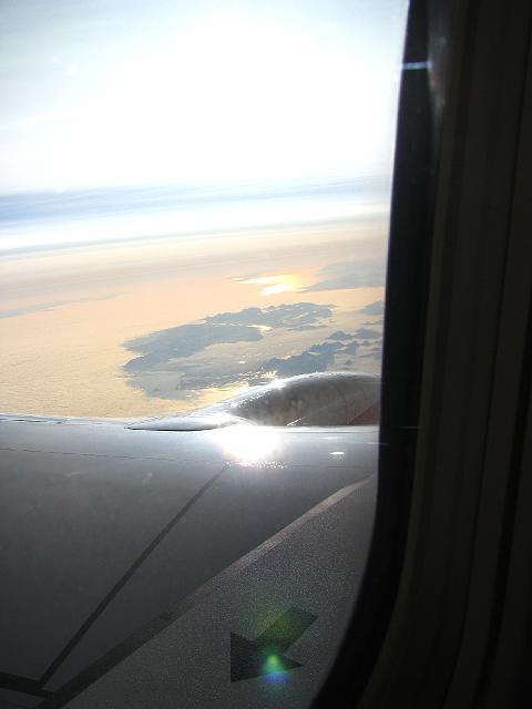 longyearbyen_07july 030.jpg - Lundi 6 juillet 2009, 23h30, le Spitzberg apparait enfin après 5 heures de vol depuis Francfort via Oslo.
